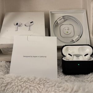 Apple iPhone AirPods Pro (1st & Military Grade Case LIKE NEW